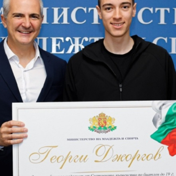 Министърът на спорта отличи Георги Джоргов от Сапарева баня с 15 000 евро за световната титла по биатлон