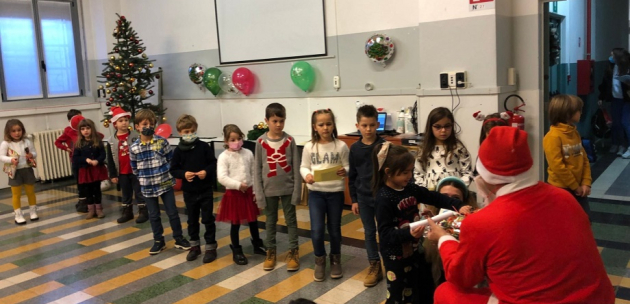 С голямо тържество и кръшни хора  българското училище в Милано посрещна Дядо Коледа