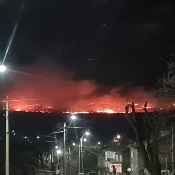 Балановски рид над Дупница пламна от запалени стърнища