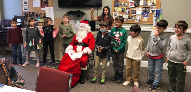 Дядо Коледа зарадва децата от българското училище в Атланта, сред тях и дупничанчета