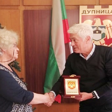 Кметът на Дупница Методи Чимев връчи почетния знак на д-р Райна Сапаревска