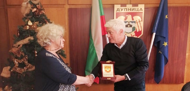 Кметът на Дупница Методи Чимев връчи почетния знак на д-р Райна Сапаревска