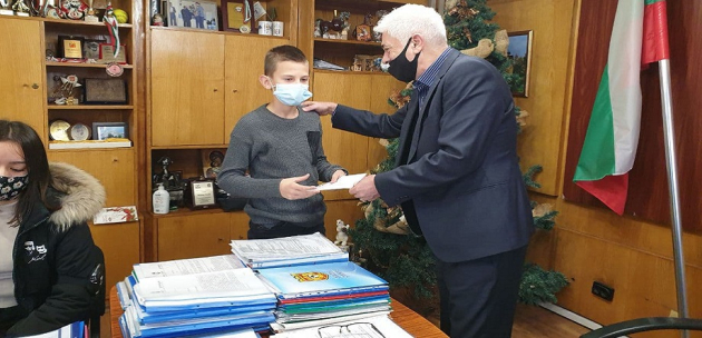Кметът инж. М.  Чимев връчи финансови награди за даровити деца от Дупница