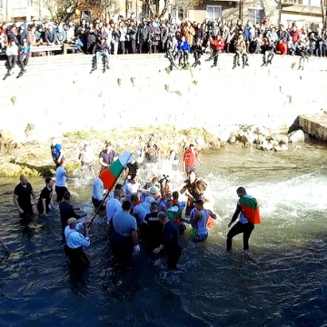 Воден скиор и плувец спаси богоявленския кръст в Дупница!