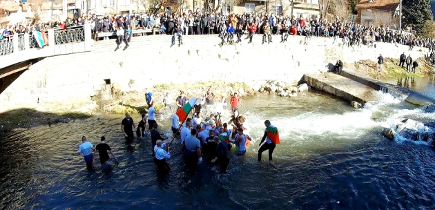 Воден скиор и плувец спаси богоявленския кръст в Дупница!