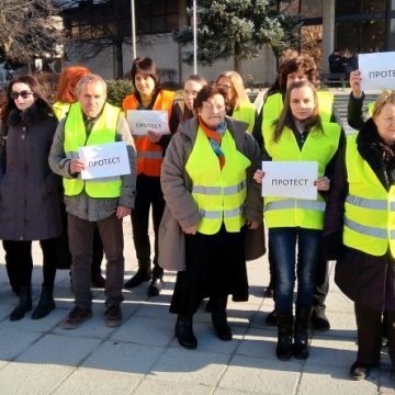 Фармацевти от Дупница излязоха на протест