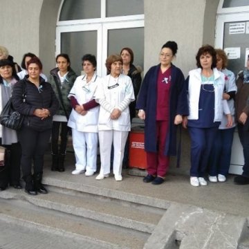 Медицински сестри от Дупница излязоха на протест