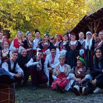 Обичаи и ритуали по “Стара българска сватба” пресъздадоха местни самодейци в Сапарева баня