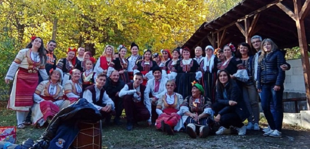 Обичаи и ритуали по “Стара българска сватба” пресъздадоха местни самодейци в Сапарева баня