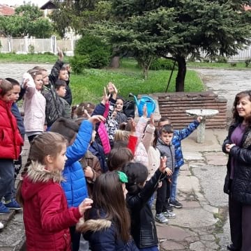 Деца от ДГ „Детелина” засадиха дръвчета в двора на забавачката