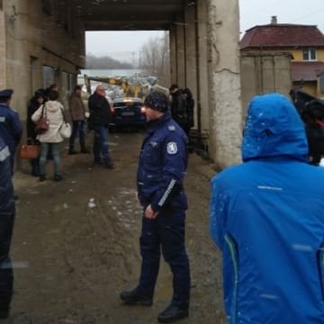 8 патрулки пред „Феникс Дупница“, полицаи прескочиха оградата за проверки