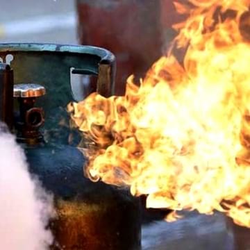 Газова бутилка изби врата на жилище в Кюстендил