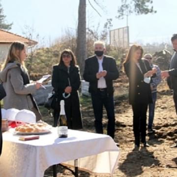 Кметът Чимев и 5-годишният Енцо Николов  с първа копка на Центъра за временно настаняване в Дупница