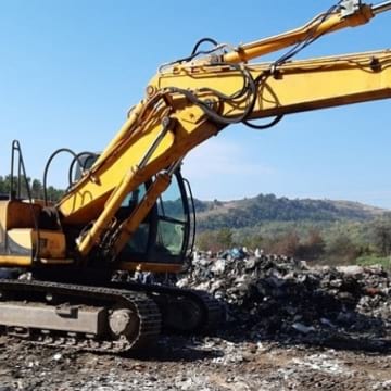 Община Дупница чисти над 500 кубика отпадък под моста на магистралата