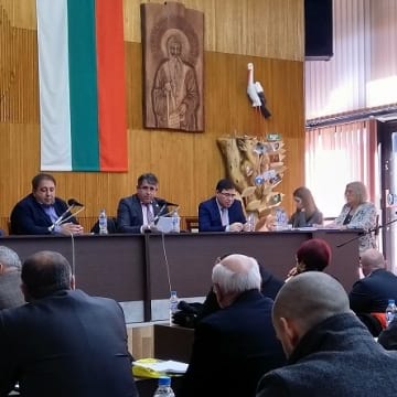 Аплодисменти в зала: ОбС-Дупница одобри увеличението на кметските заплати