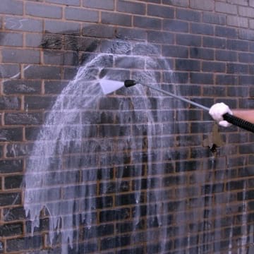 Общината ще отстранява графити от сгради, постройки и паметници