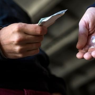 Окръжен съд – Кюстендил одобри наказание за кюстендилка, подсъдима за държане, с цел разпространение на хероин