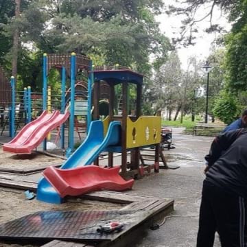 Ремонтират детската площадка в Градската градина в Дупница