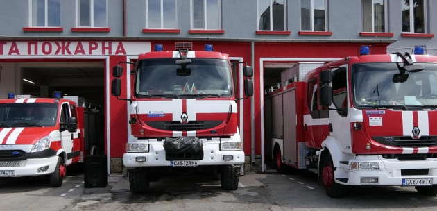 Горяха покрив на къща в село Бистрица и сергии на кооперативния пазар в Дупница