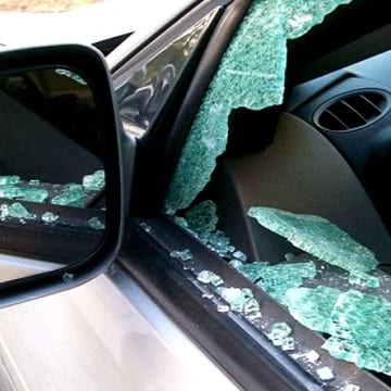 Рязаха гуми в Дупница и чупиха стъкла на автомобили в Кюстендил