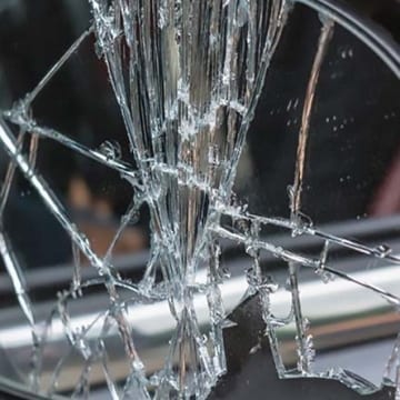 Счупени огледала и надрани автомобили в кюстендилския квартал „Румена Войвода“
