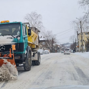 8 машини чистят улиците от снега в Дупница