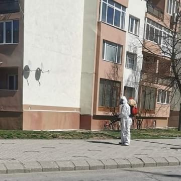 Дезинфектират улиците и зелените площи в Дупница