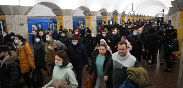Хиляди украинци търсят убежище в метростанциите
