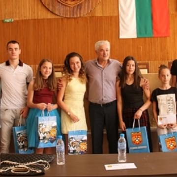 Наградиха първите деца-стипендианти в Дупница (+АУДИО)