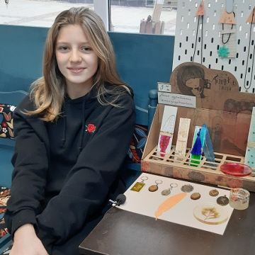12 годишната Ема Павлова стартира успешно своя първи бизнес проект, вае уникати от епоксидна смола