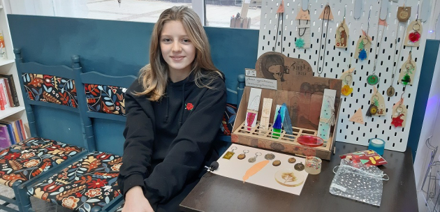 12 годишната Ема Павлова стартира успешно своя първи бизнес проект, вае уникати от епоксидна смола